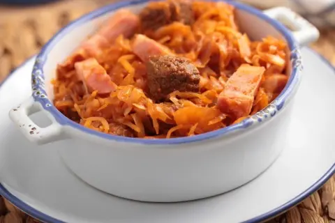 Jakie przyprawy dodać do bigosu, by podkreślić jego smak i aromat?