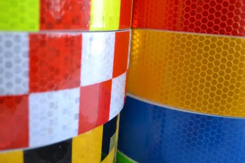 Folia odblaskowa druk: Jak zwiększyć widoczność i bezpieczeństwo