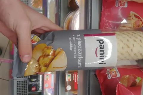 Ile kcal ma panini z Żabki? Dokładna kaloryczność wszystkich rodzajów