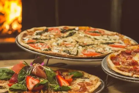 Przepis na ciasto do pizzy z jajkiem, które zaskoczy Twoich gości