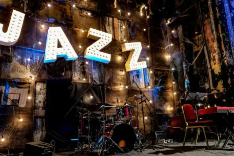 Historia muzyki jazzowej: Fascynująca podróż przez style i artystów