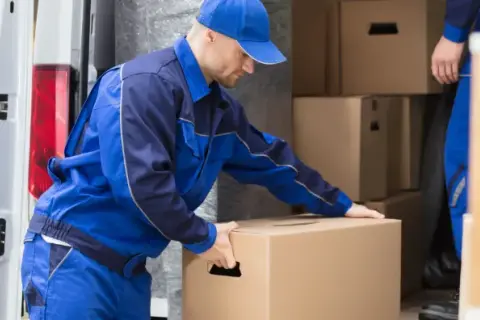 Czy kierowca ma obowiązek rozładować towar? Przepisy i praktyka w transporcie