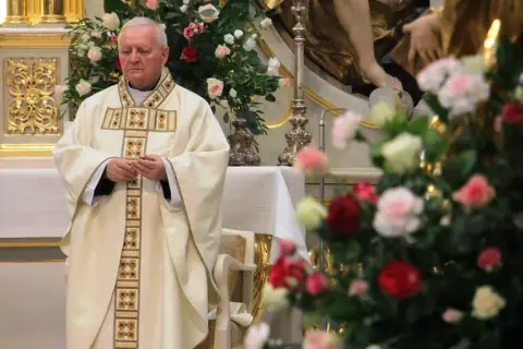 Kto może odprawiać mszę świętą? rola i obowiązki celebransa w liturgii