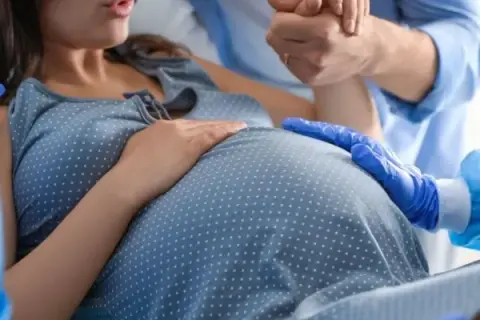 Czym grozi poród w 33 tygodniu ciąży? Konsekwencje dla matki i dziecka