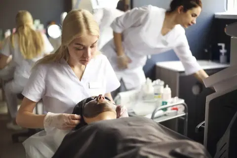 Dermatologia estetyczna vs lecznicza - granice między medycyną a kosmetyką