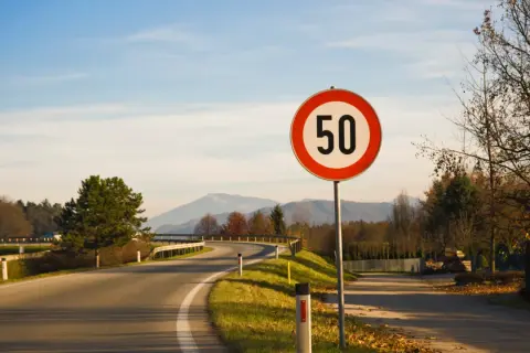 Ile można jechać autostradą z przyczepą? Sprawdź limity prędkości