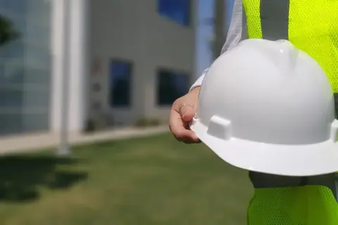 Ile zarabia pracownik elewacji? Zaskakujące różnice w wynagrodzeniach