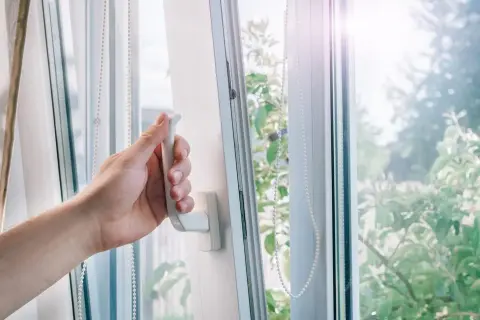 Jak bez wysiłku odkręcić klamkę w oknie? Prosty trik, który rozwiąże twój problem