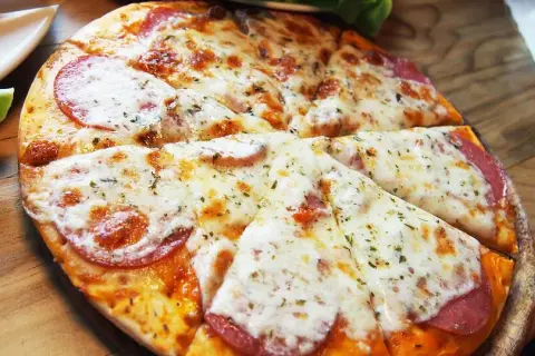 Jaki ser na pizzę? Odkryj najlepsze rodzaje i ich smaki
