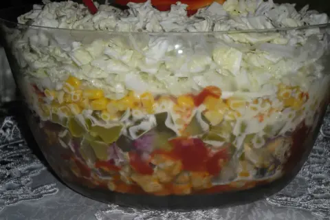 Sałatka gyros jak układać warstwy, by uniknąć najczęstszych błędów