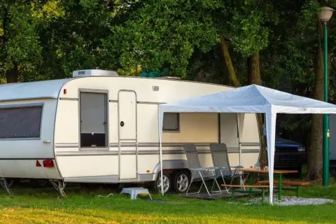 Przyczepa kempingowa składana: Jakie są zalety i wady składanych przyczep?