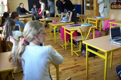 Czym jest szkoła integracyjna? Zalety, rekrutacja i różnice w porównaniu do tradycyjnej