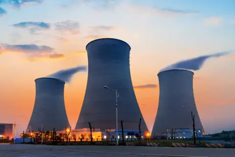 Ile kosztuje wybudowanie elektrowni atomowej? Szczegóły i analizy kosztów