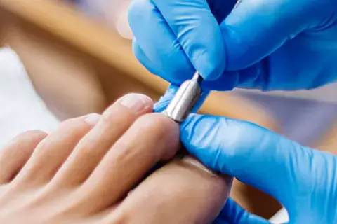 Jaki manicure jest bezpieczny? Sprawdź, które metody są zdrowe dla twoich paznokci