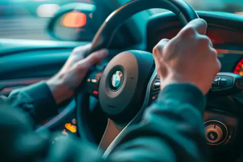 Jak zmieniać biegi w samochodzie? Techniki zmiany biegów i porady dla kierowców