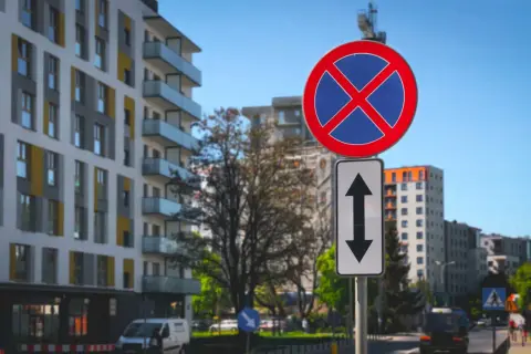 Czy zakaz parkowania dotyczy chodnika? Sprawdź, zanim zaparkujesz