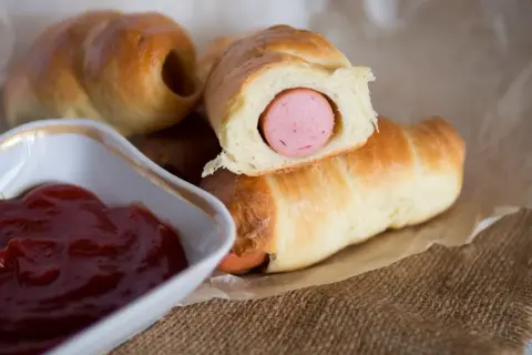 Parówki w cieście pizzowym przepis na pyszną i szybką przekąskę do podania