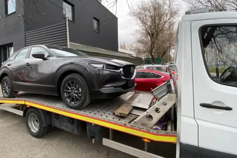 Jak bezpiecznie i legalnie przewieźć auto bez tablic rejestracyjnych? Praktyczne porady
