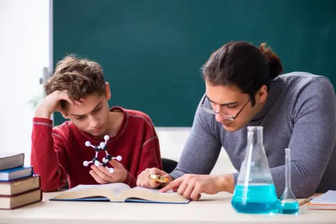 Ile kosztują korepetycje z chemii? Poznaj prawdziwe stawki i uniknij przepłacania