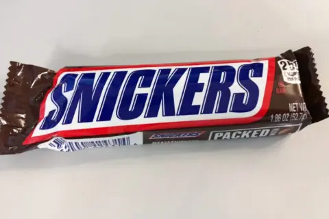 Ile kcal ma Snickers? Wartość energetyczna popularnego batona
