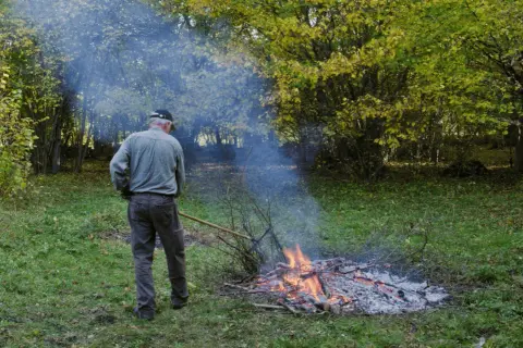 Czy można legalnie palić ognisko na działce? Przepisy i praktyczne porady