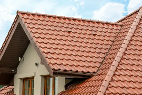 Ile kosztuje położenie dachówki? Sprawdź ceny i uniknij wysokich kosztów