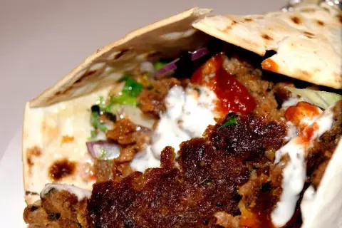 Z czego robi się kebab? Odkryj różnorodność mięs i smaków