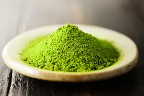 Czy matcha pobudza? Odkryj, jak wpływa na Twoją energię
