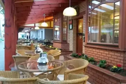 Gdzie zjeść w Pogorzelicy? Odkryj najlepsze restauracje i smaki