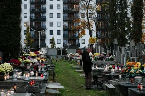 Ile kosztuje miejsce na urnę na cmentarzu? Ceny, które zaskoczą