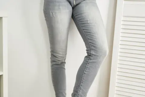 Szare jeansy stylizacje: 10 modnych outfitów na każdą okazję