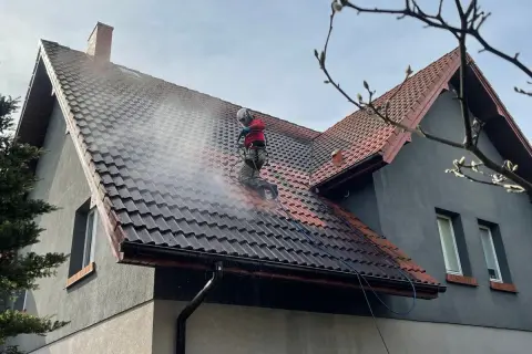 Jak skutecznie umyć dachówkę z sadzy i uniknąć kosztownych szkód
