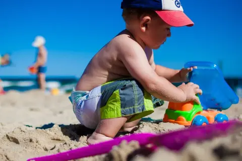 Gdzie na wakacje z małym dzieckiem? Odkryj najlepsze miejsca bez stresu