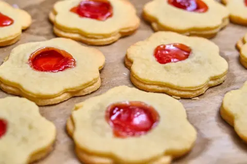 Ciastka jak u babci – sprawdzone przepisy na smak dzieciństwa