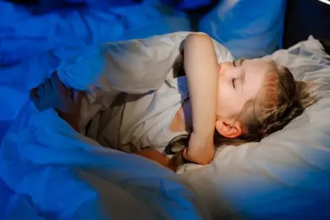 Jak skutecznie łagodzić nocny kaszel u dziecka - sprawdzone metody