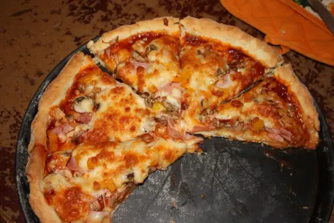 Jak zrobić pizzę jak z pizzeri - sekrety idealnego smaku w domu