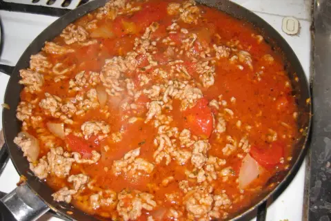 Szybki sos do spaghetti z pomidorami z puszki, który zachwyci smakiem