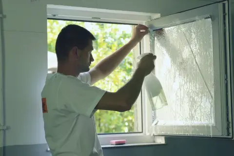 Jak przykleić folię lustrzaną na okno - proste kroki i porady