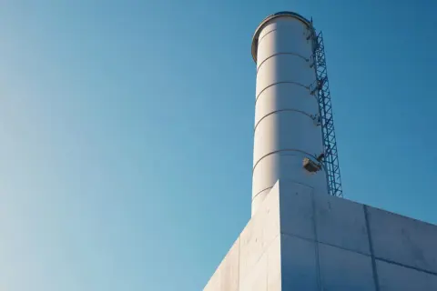 Wysokość, instalacja i wymagania dla efektywności komina systemowego