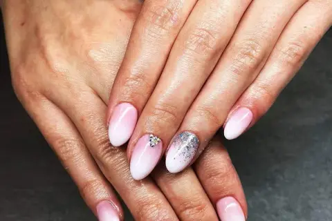 Manicure żelowy – co to jest, jak wygląda i czy warto go wybrać?