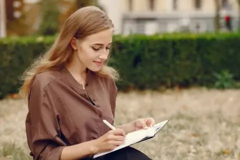Czy wypracowanie to rozprawka? Odkryj kluczowe różnice i zastosowania