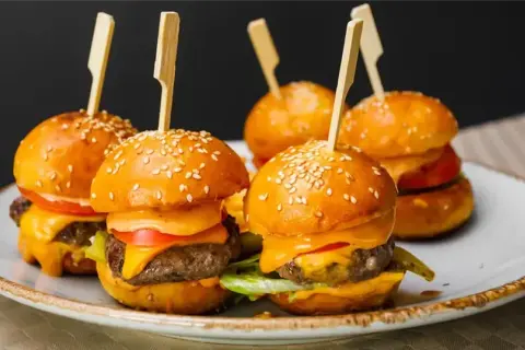 Gdzie kupić bułki do mini burgerów - najlepsze miejsca i porady
