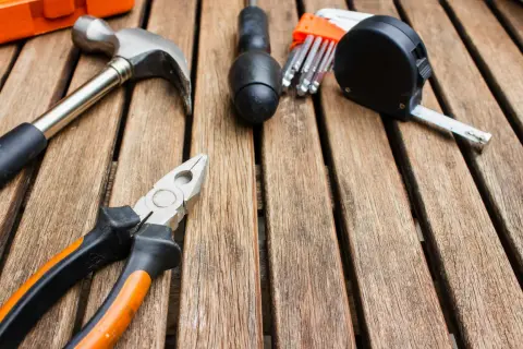 Jak dobrać narzędzia ręczne do intensywnej pracy w firmie produkcyjnej?