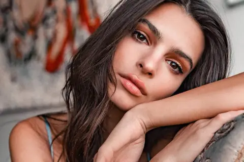 Kim jest Emily Ratajkowski? Fascynująca biografia modelki i aktorki
