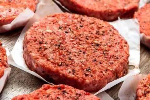 Jak doprawić mięso wołowe na burgery, by uniknąć mdłego smaku