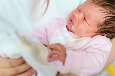 Czy karmić dziecko po ulaniu? Odpowiedzi na najczęstsze obawy rodziców