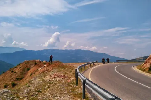 Najpiękniejsze trasy motocyklowe w Albanii: malownicze drogi i praktyczne porady
