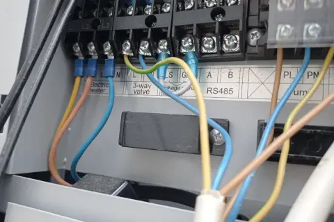 Jak podłączyć termostat do pompy ciepła: 7 prostych kroków