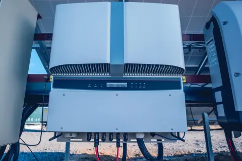 Jak falownik w fotowoltaice zmienia energię słoneczną w prąd?