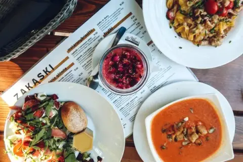 Gdzie zjeść w Busku-Zdroju? Odkryj najlepsze lokale gastronomiczne